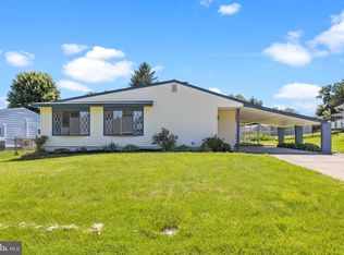 132 Birch Dr, Levittown, PA 19054