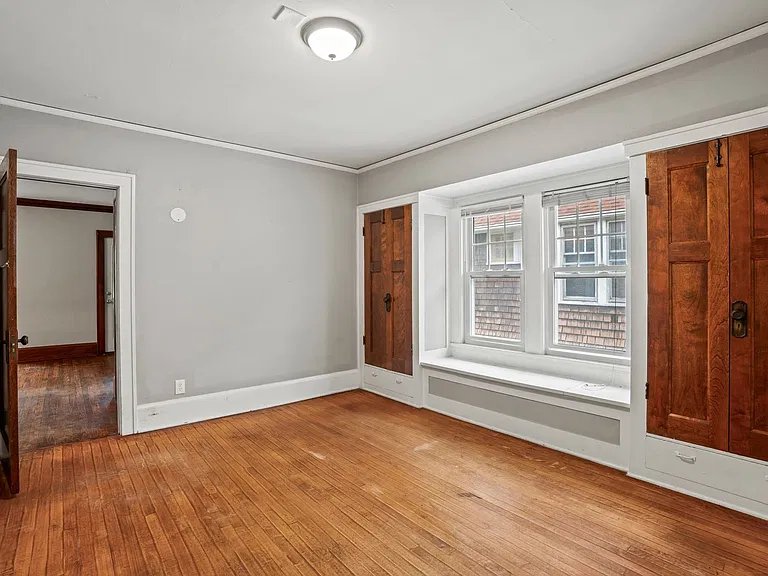 3040 N Maryland Ave — Photo 15