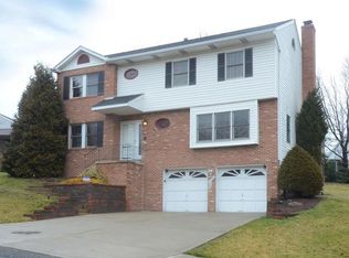 208 Fern Hollow Rd, Coraopolis, PA 15108