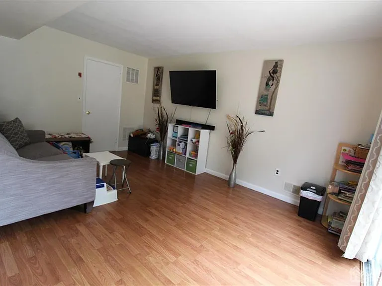 47 Linden Ln — Photo 9