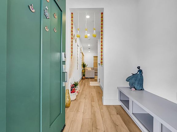 5th image of 122 W Riverside Pl