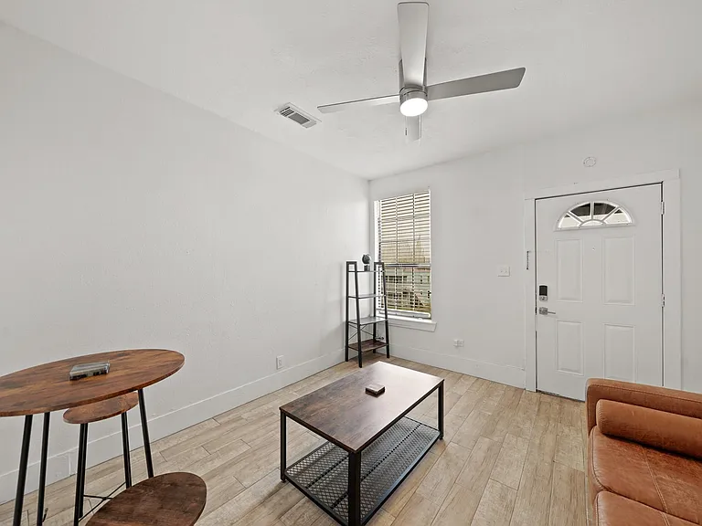 701 28th St #D — Photo 4