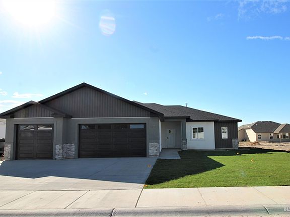 2nd image of 825 N Emerald Dr