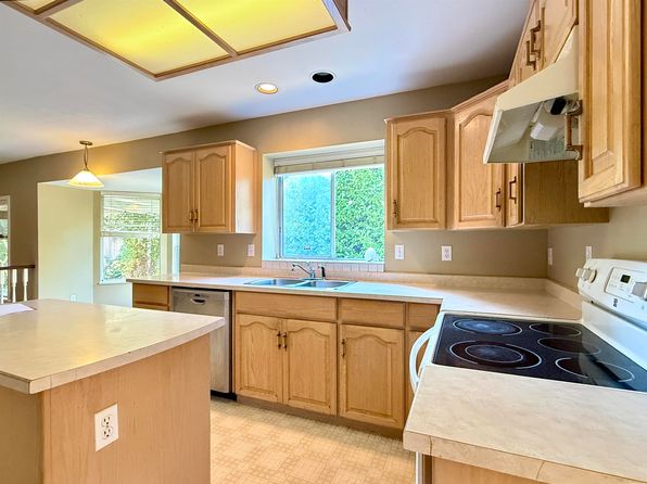 4 bedroom rental in Surrey — photo 7