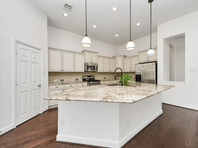 1947 Parnevik Pl — Photo 8
