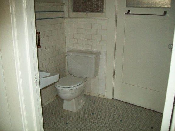 2nd image of 1581 N Van Ness Ave