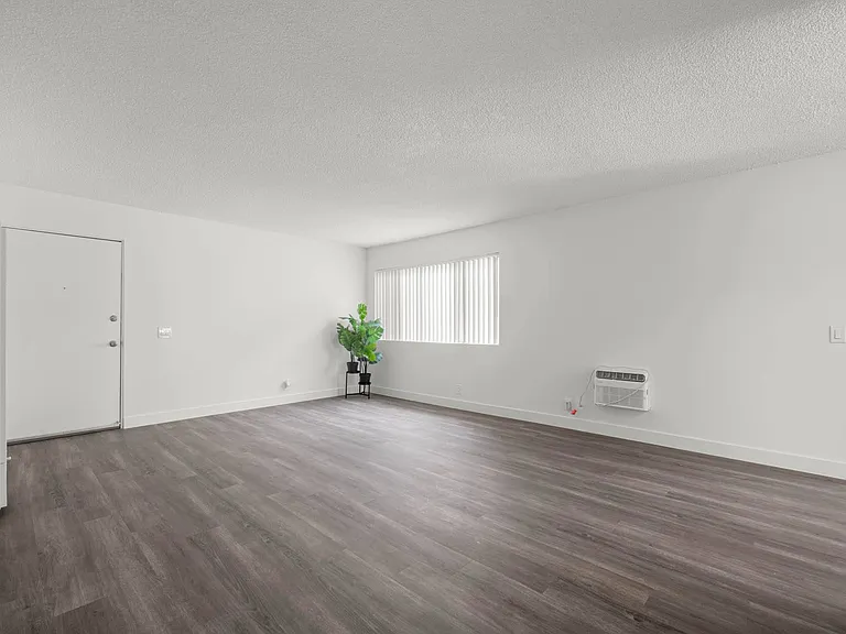 Sunset Square Apartments — Photo 29