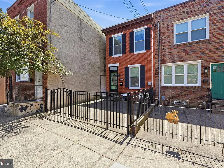 2318 E Letterly St — Photo 2