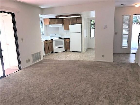 3rd image of 2939 De La Vina St APT C