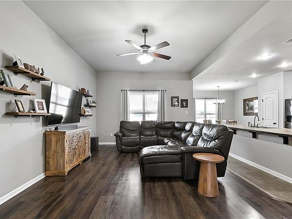 4th image of 1028 E Creek Ct