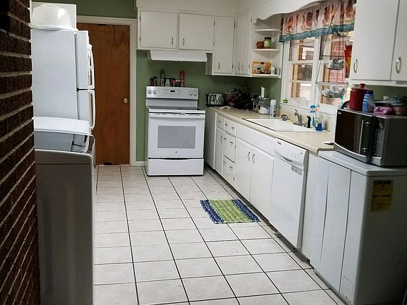 Large kitchen with double sink, ceramic stovetop/oven, ceram