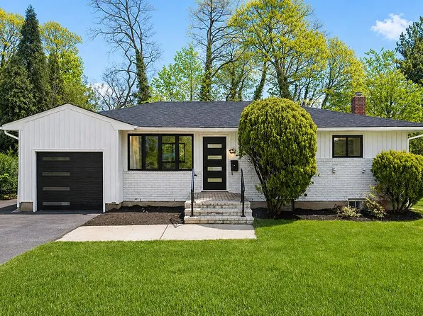 14 Ellen Pl, Kings Park, NY 11754