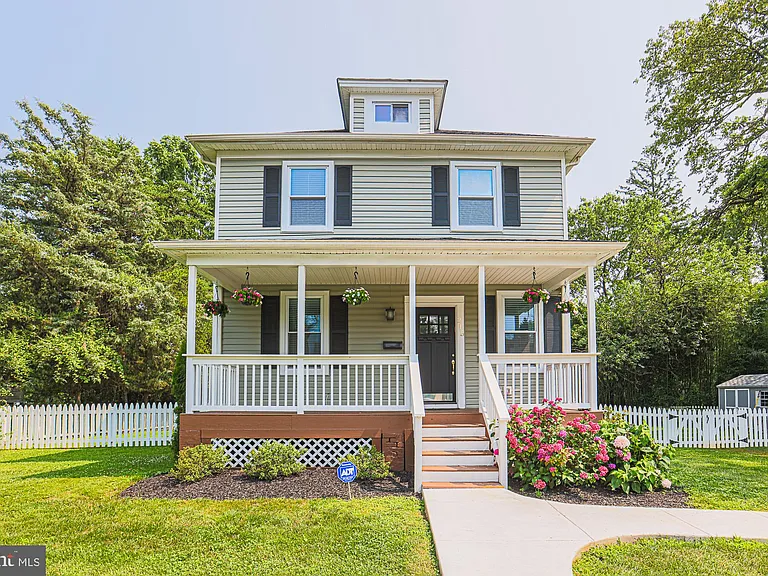 215 Clarendon Ave — Photo 1