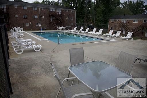 2nd image of 195 #B15 195 Sycamore Drive #B15