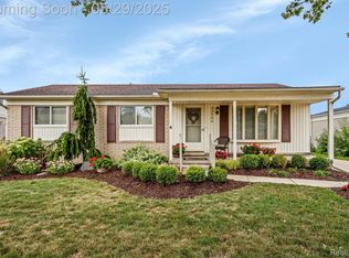 22540 Devonshire St, Woodhaven, MI 48183