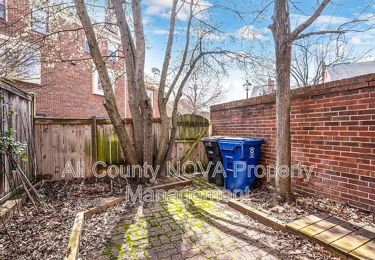 1203 Michigan Ct — Photo 40