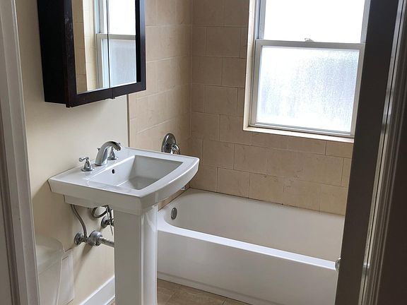 2nd image of 1831 W Foster Ave #2P