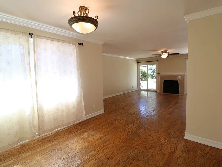 22325 Wyandotte St — Photo 8