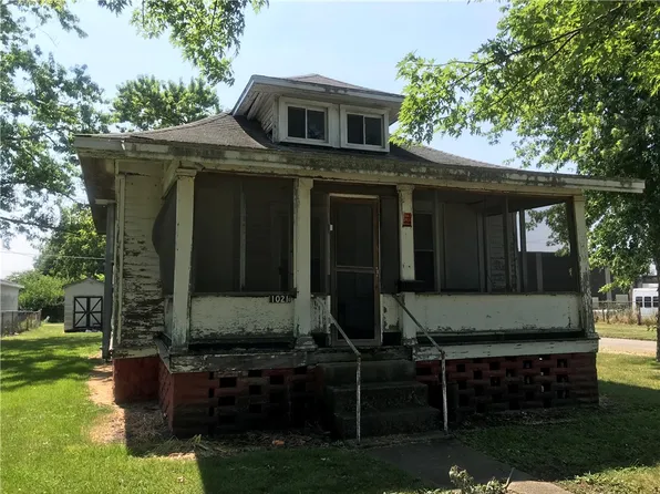 1021 N 11th St, Mattoon, IL 61938