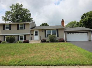 95 Queens Ln, Rochester, NY 14617