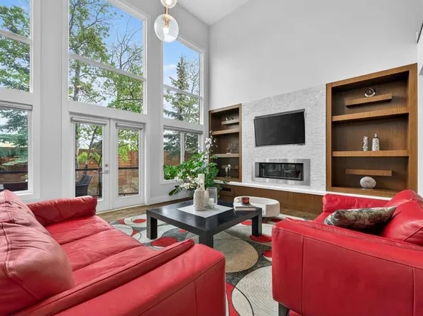 168 S Posthill Dr SW, Calgary, AB T3H 0A8