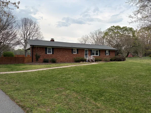 1611 Squire Davis Rd, Kernersville, NC 27284