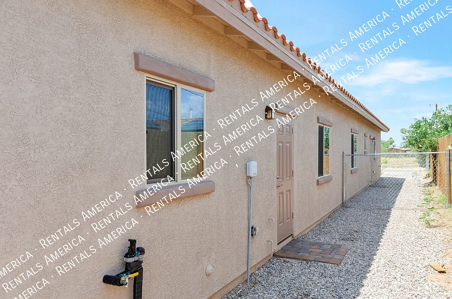 Building Photo - 820 E 35th St #2