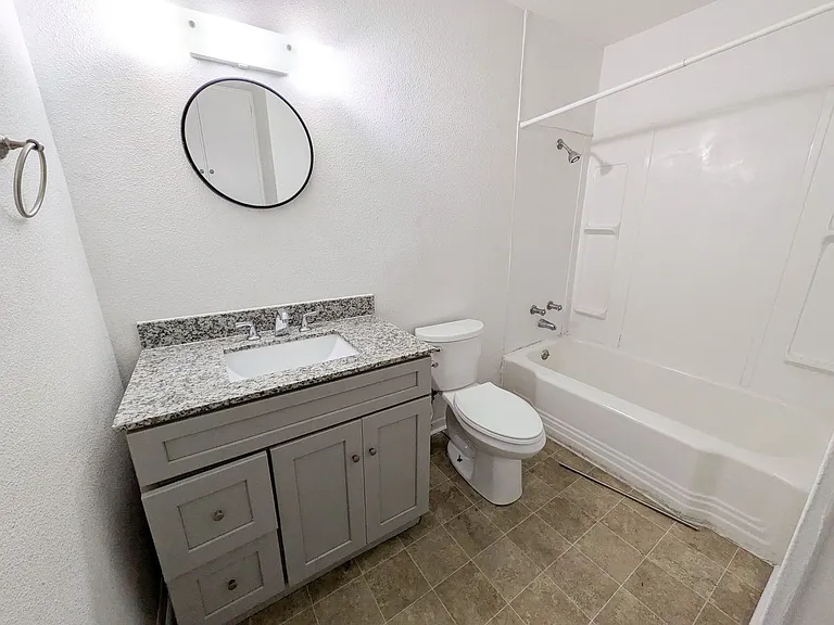 5365 E Parkway Dr — Photo 8