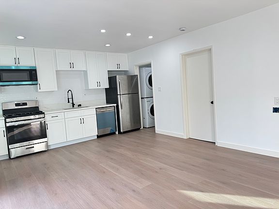 4th image of 372 S Los Robles Ave #202