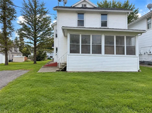 31 Hopkins St, Mount Morris, NY 14510