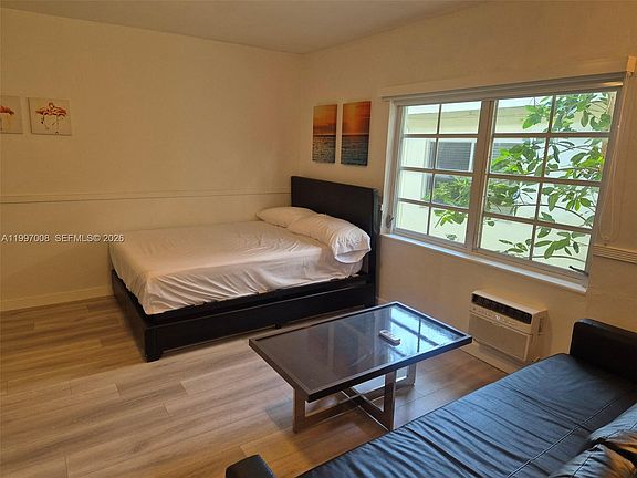 4th image of 1021 Euclid Ave APT 10