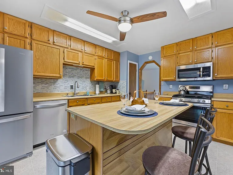 13501 Kelmont Ct — Photo 9