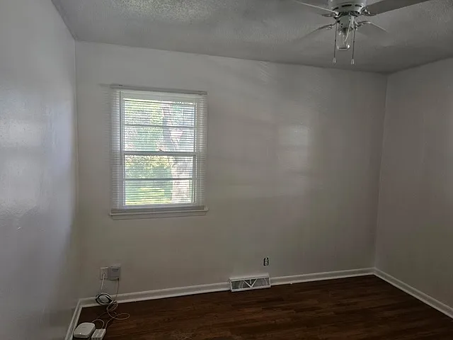 206 NE Sherman Dr — Photo 12