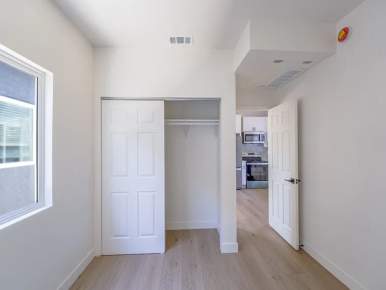2860 Webster Ave — Photo 12