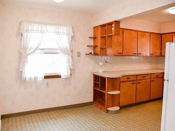 3rd image of 2509 Oakwood Dr