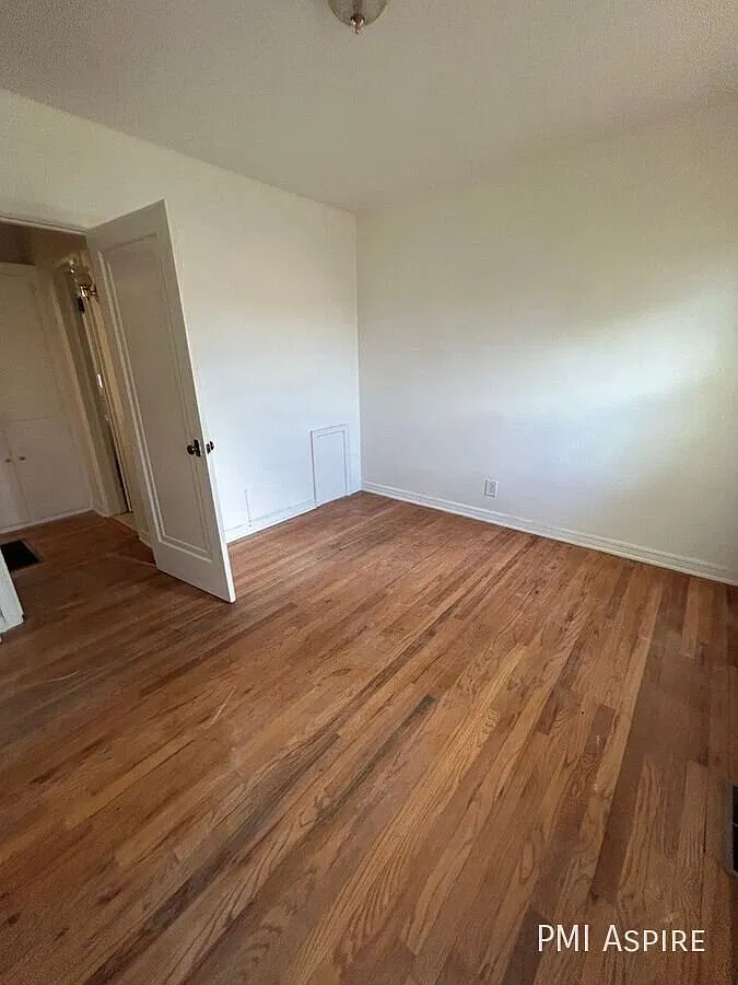 Spacious Single-Family Home with Large Fenced Backyard in Lakewood — Photo 3