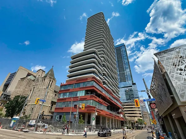 280 Dundas St W #906, Toronto, ON M5A 3W1
