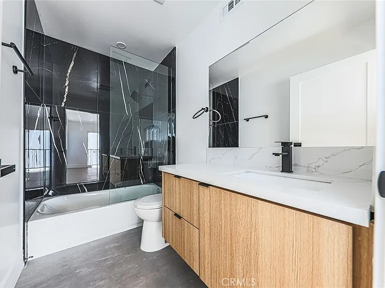 1237 N Orange Dr #B — Photo 32