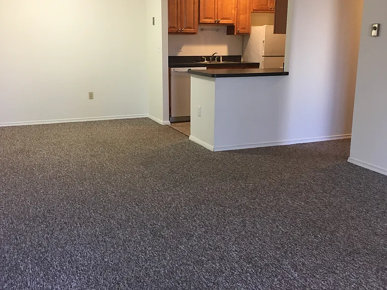 Hallmark Apartments — Photo 10