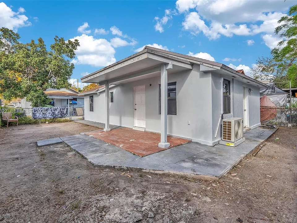 2428 NW 28th St