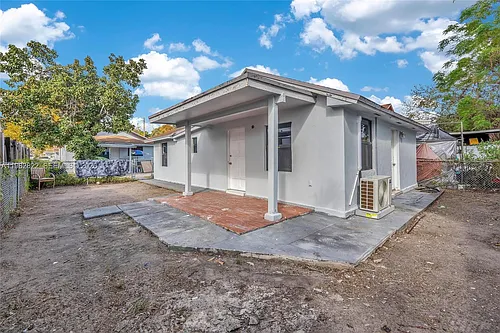 2428 NW 28th St Photo 1