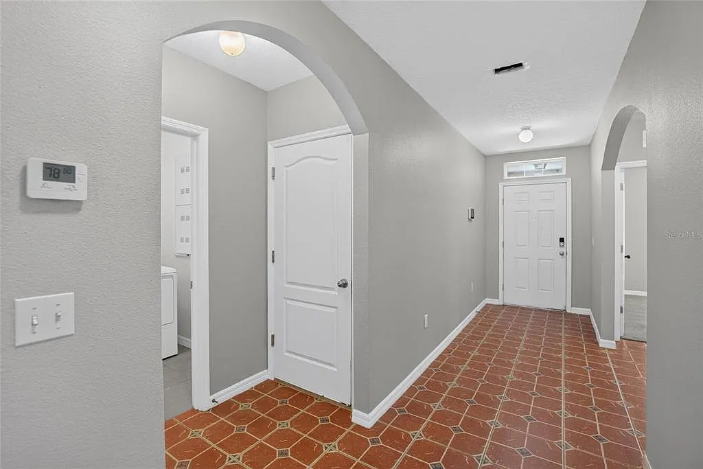 3 bed, 2.0 bath, 1676 sqft, $2,350 — Photo 2