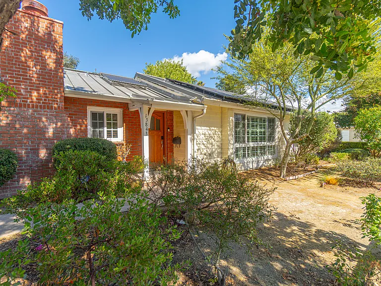 13843 Milbank St — Photo 34