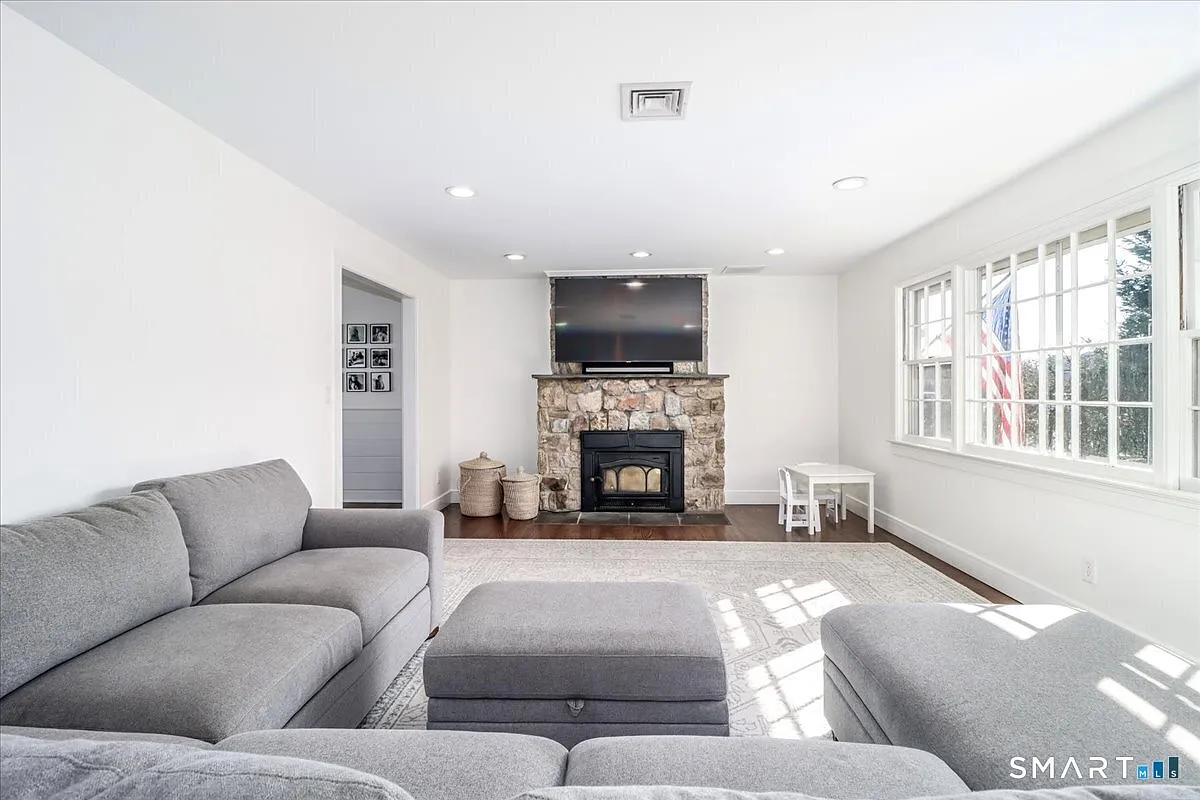 4 bed, 2.5 bath, 2239 sqft, $11,000 — Photo 3
