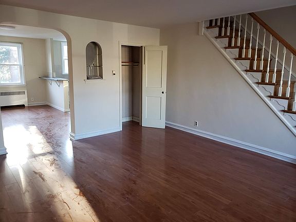 3rd image of 1542 Devereaux Ave
