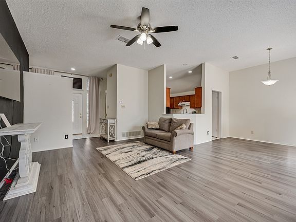 5th image of 5209 Manhassett Dr