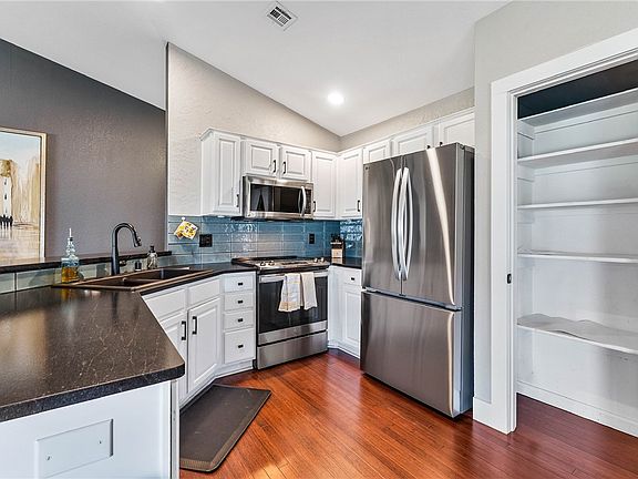 5th image of 13 Greenridge Ln