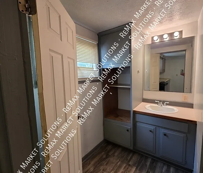 719 Roselawn Ave — Photo 4