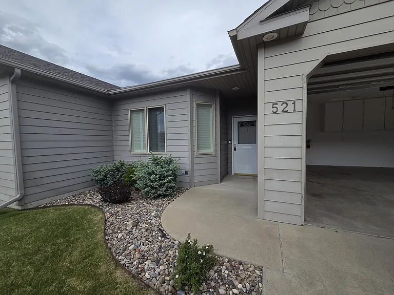 521 Burnham Pl — Photo 2