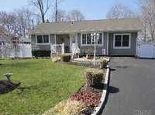 14 Race Pl, Oakdale, NY 11769